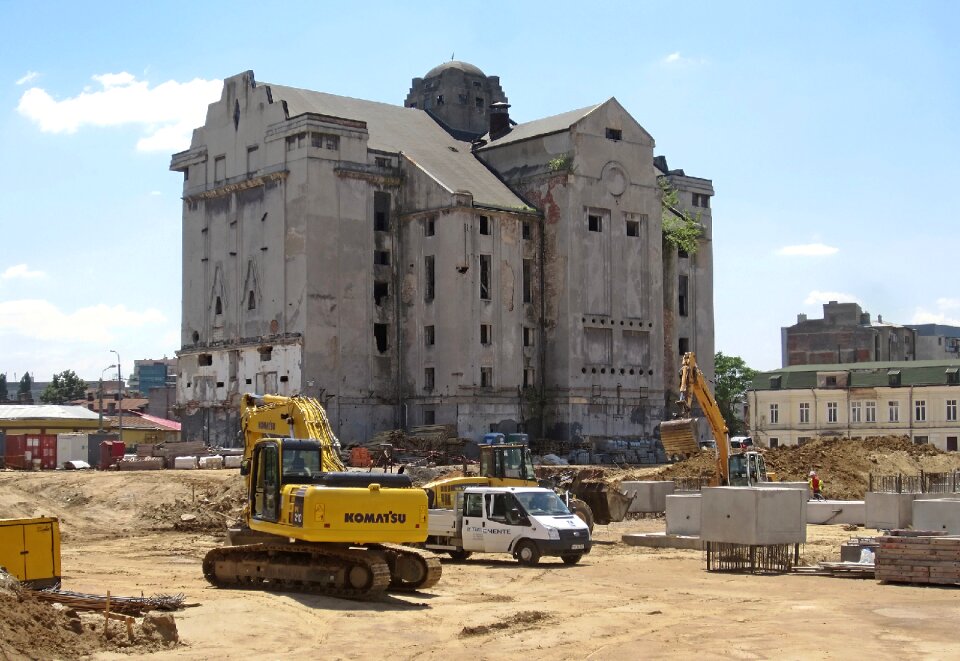 Excavator vehicle construction