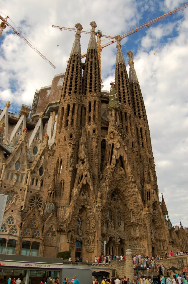 La sagrada familia places of interest cathedral
