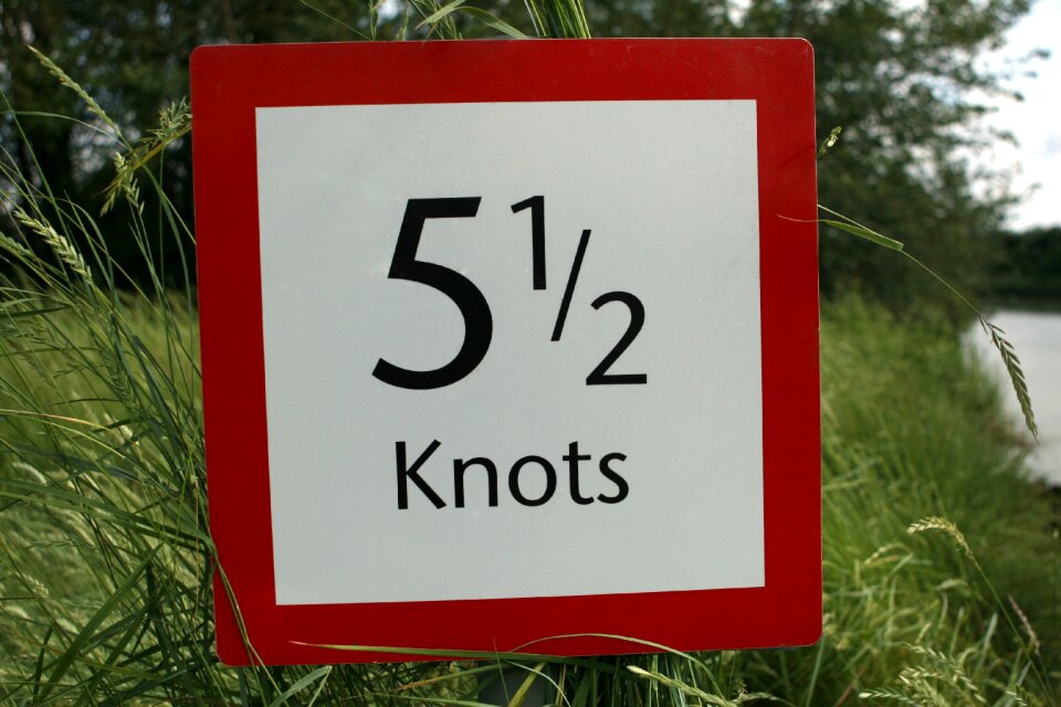 Speed boat knots