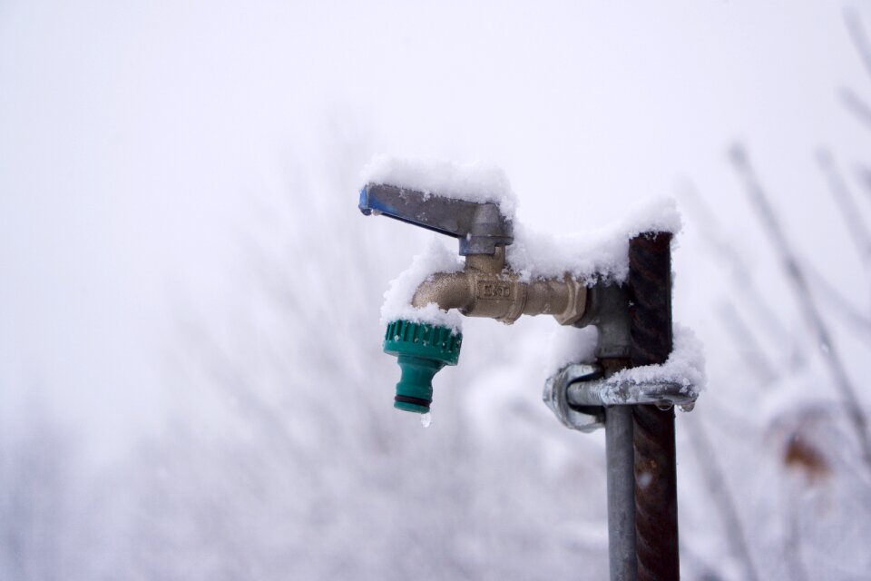 Ice hahn water distributor