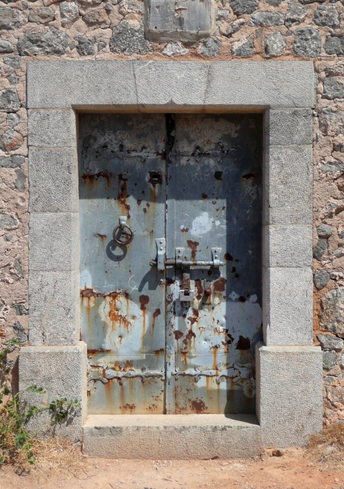 Mallorca port de soller rust metal gate