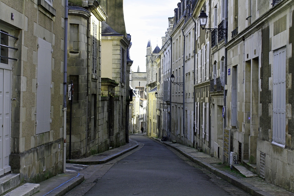 French empty narrow