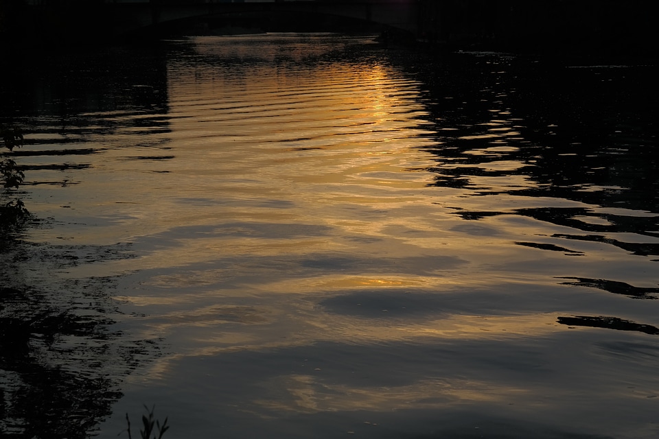 Wave river mirroring