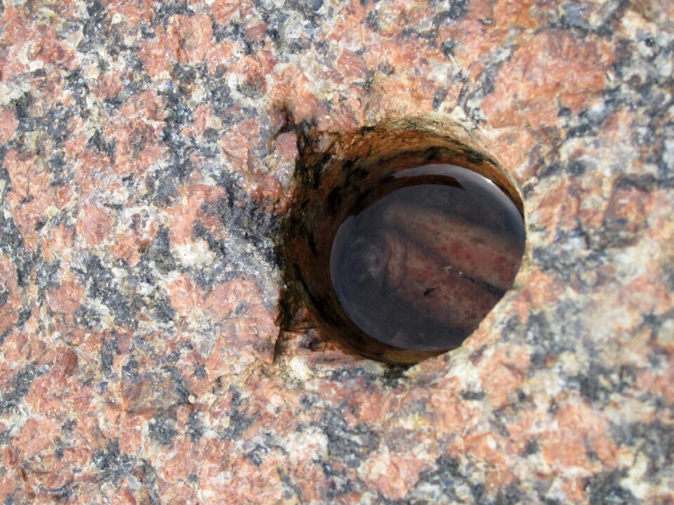 Foundling stone hole