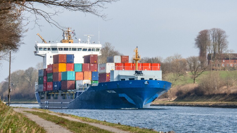 Container freighter shipping