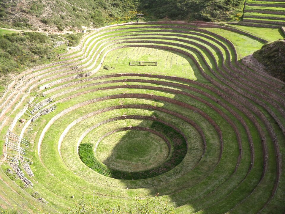 Family walk machu picchu