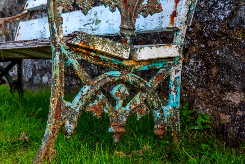 Rusty white stand still