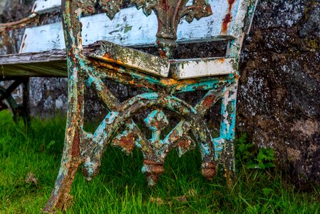 Rusty white stand still