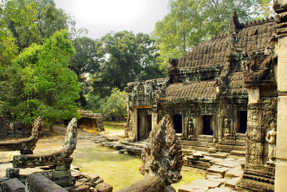 Bantaey srei ruin temple women
