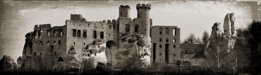 Ogrodzieniec poland destroyed