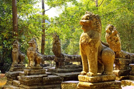 Bantaey srei ruin temple women