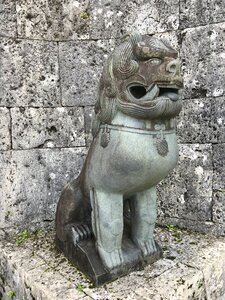 Entrance idol lion idol