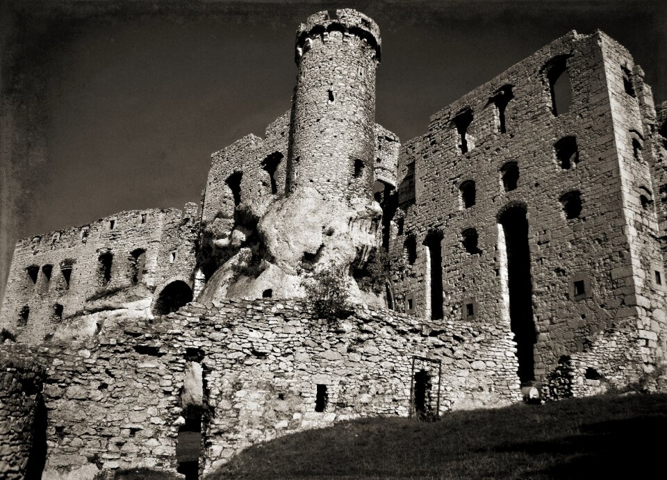 Ogrodzieniec history destroyed