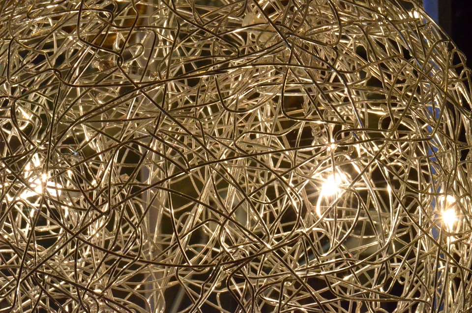 Lamp wire maze light