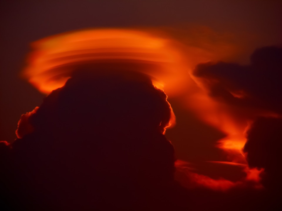 Red troposphere altocumulus lenticularis