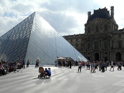 Turyści paris louvre