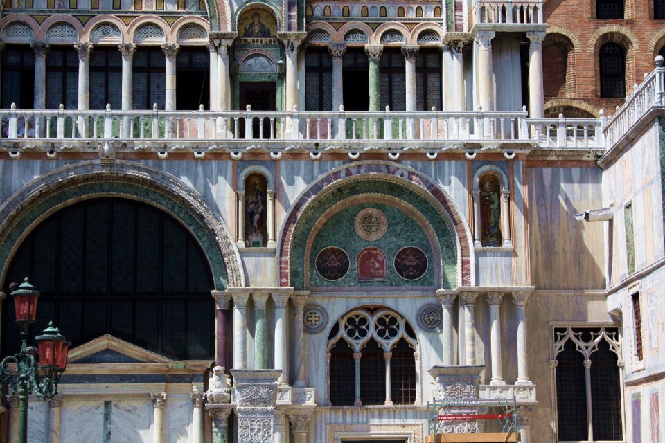 Arcades italy monument