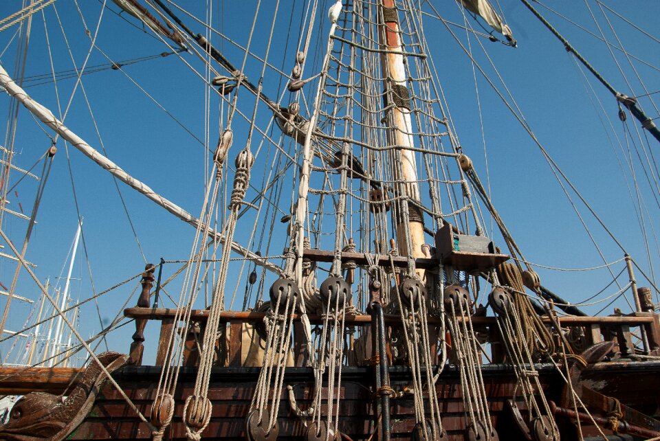 Three-masted pulley boat