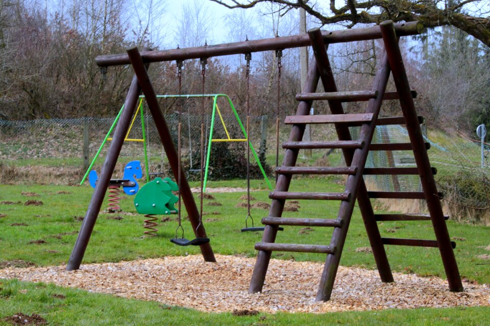 Playground play game device