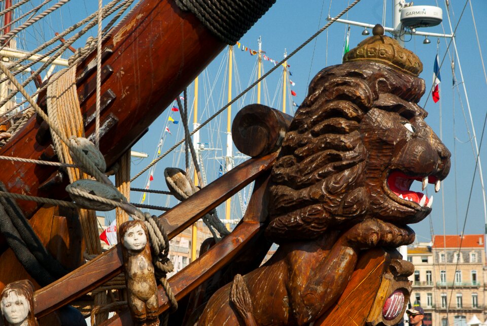 Bow dragon pirate ship