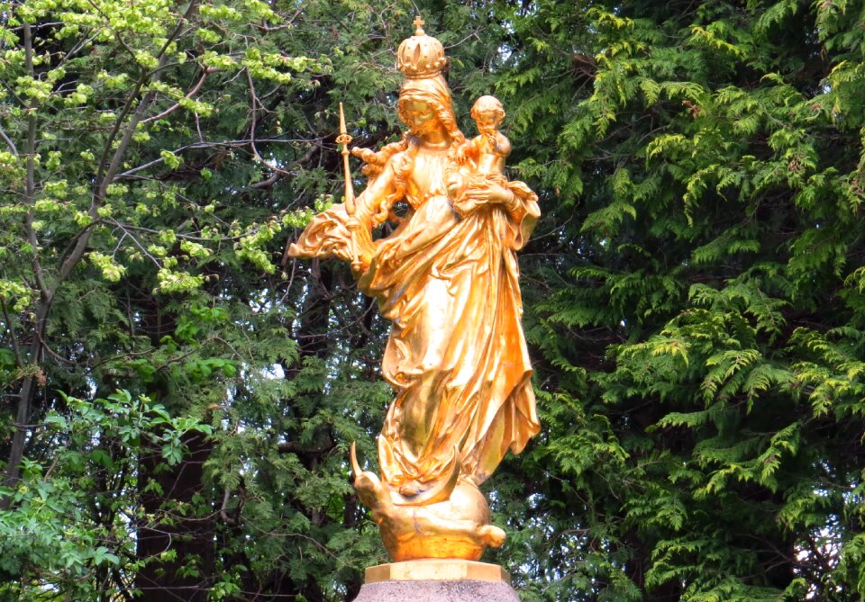 Child gold graves