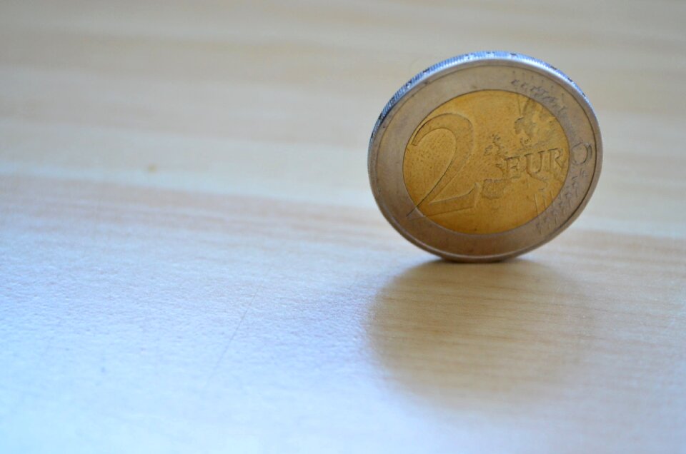 2 euros € coin table