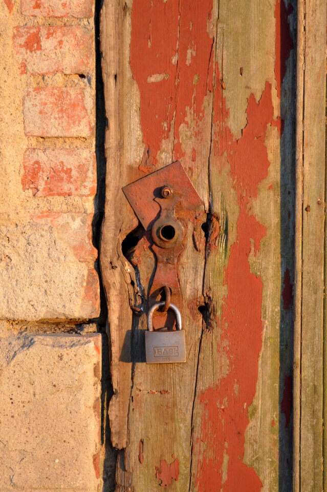 Fitting door hardware closed