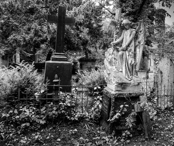 Grave monument cross sculpture photo