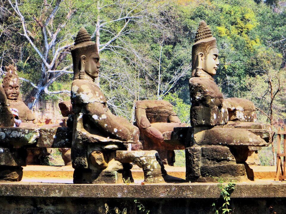 Bayon temple statues