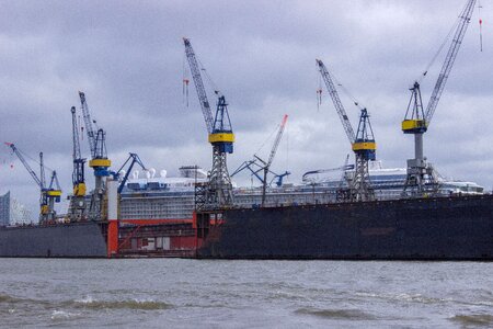 Landungsbrücken pontoon crane