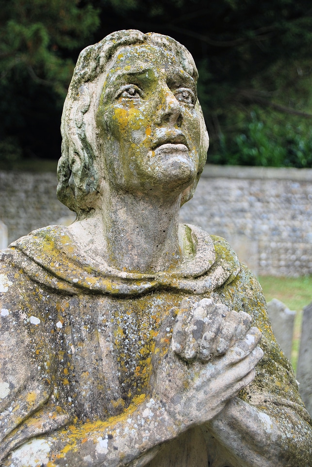 Praying sculpture figure