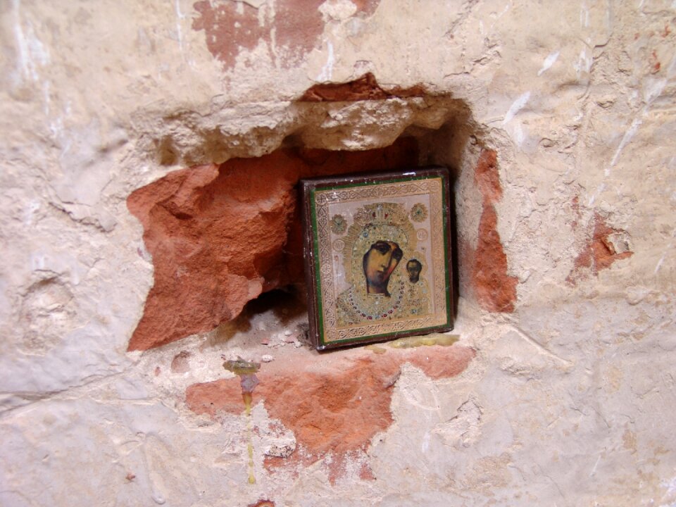 Icon the ruins of the church