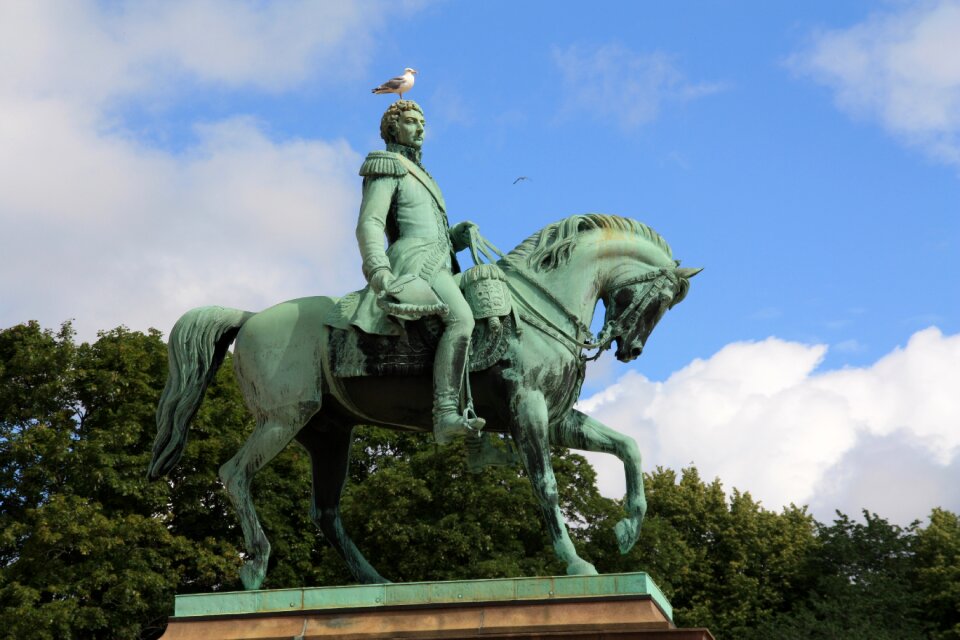 Royal palace statue seagull