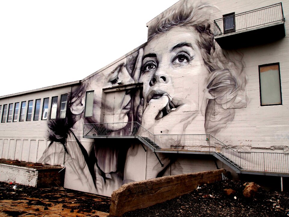 Painting lipstick reykjavik