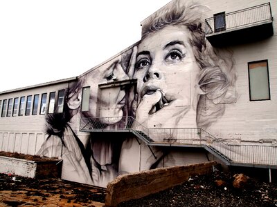 Painting lipstick reykjavik