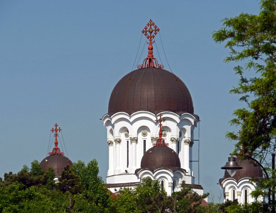 Dome crosses typical
