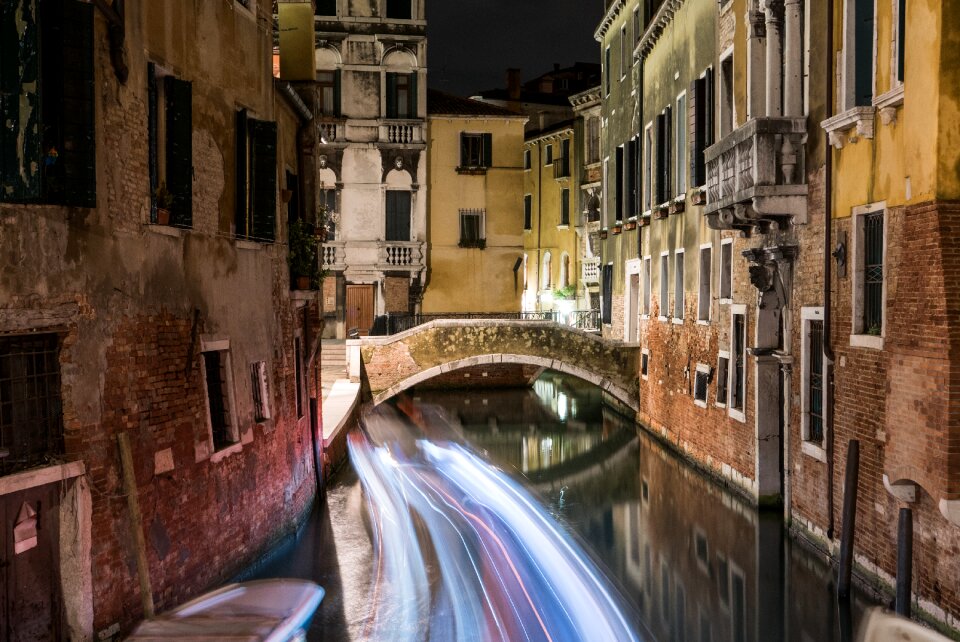 Long exposure tracer boat