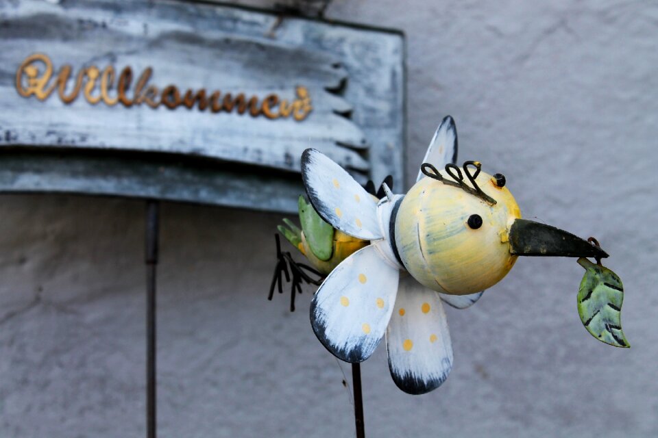 Welcome bee metal figure