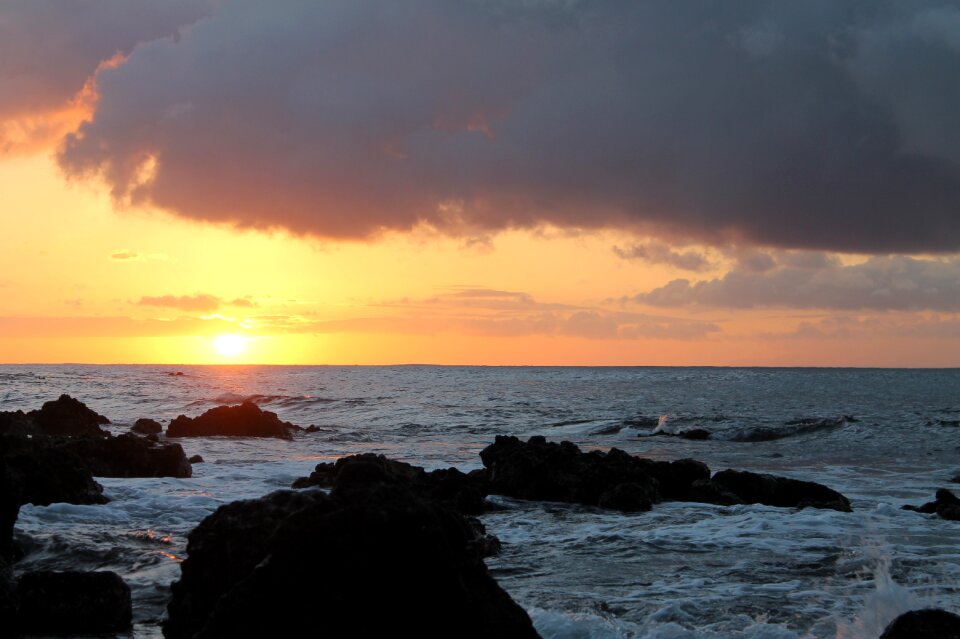 Horizon rocks waves