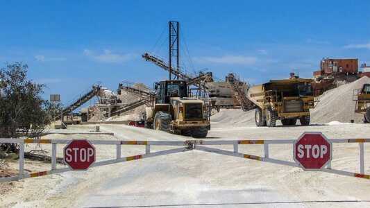 Heavy machines quarrying