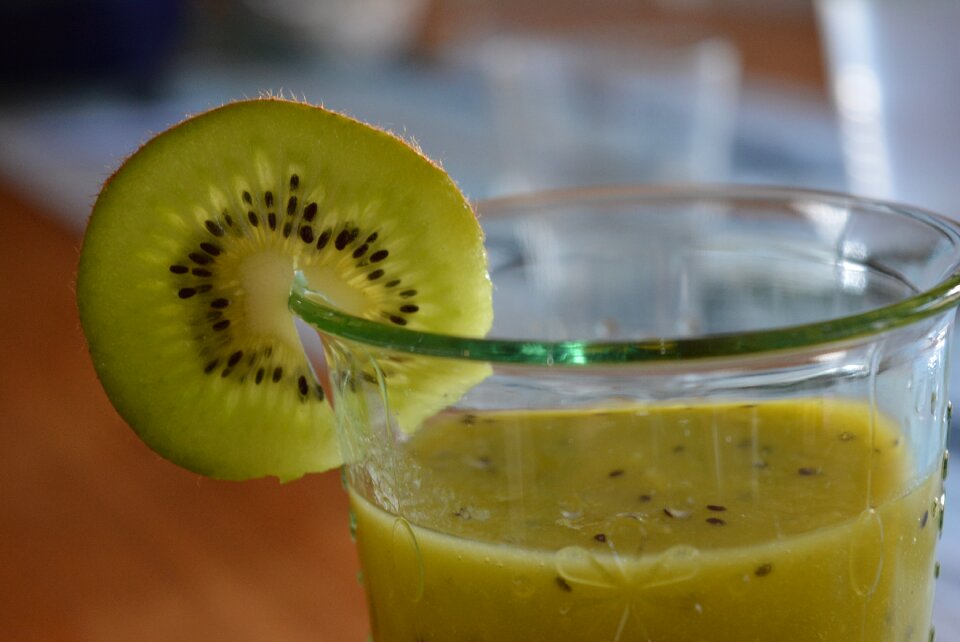 Healthy kiwismoothie garnish