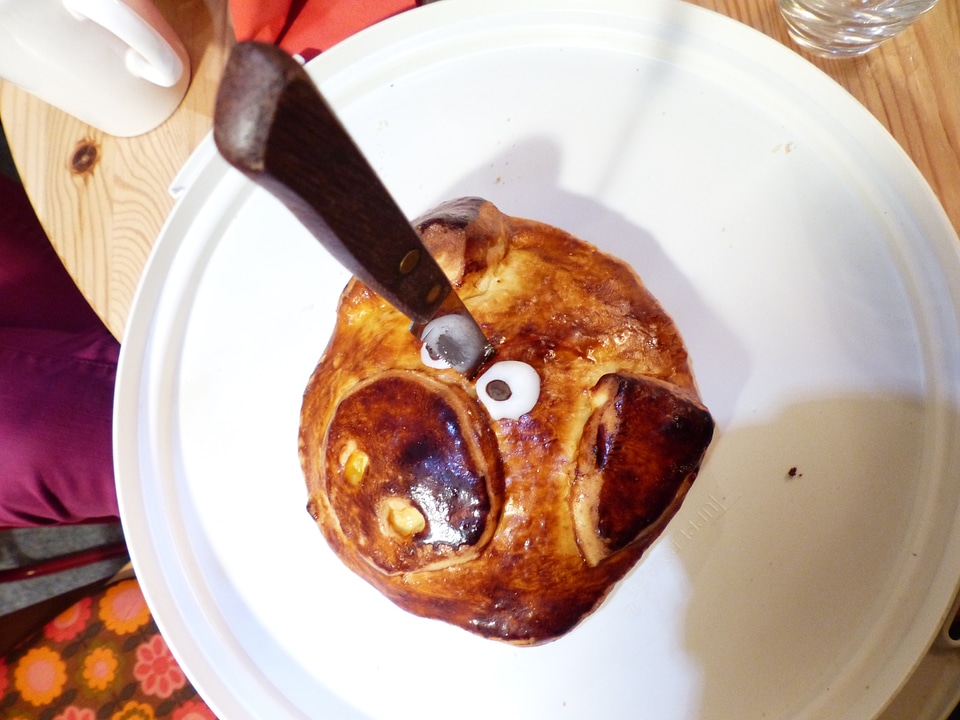 Knife lucky pig pastries
