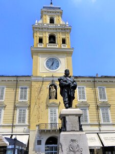 Garibaldi statue sundial