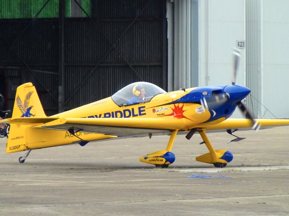 Precision acrobatic airshow