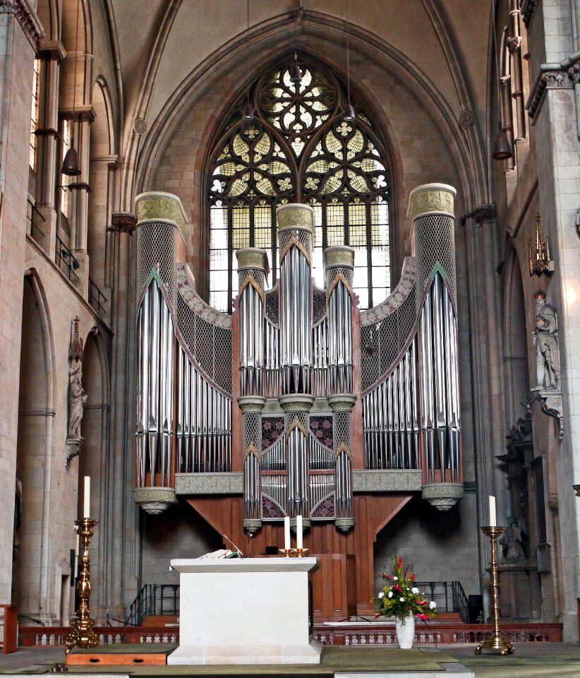 Aisle space-filling altar
