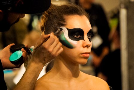 Face painting young body painting