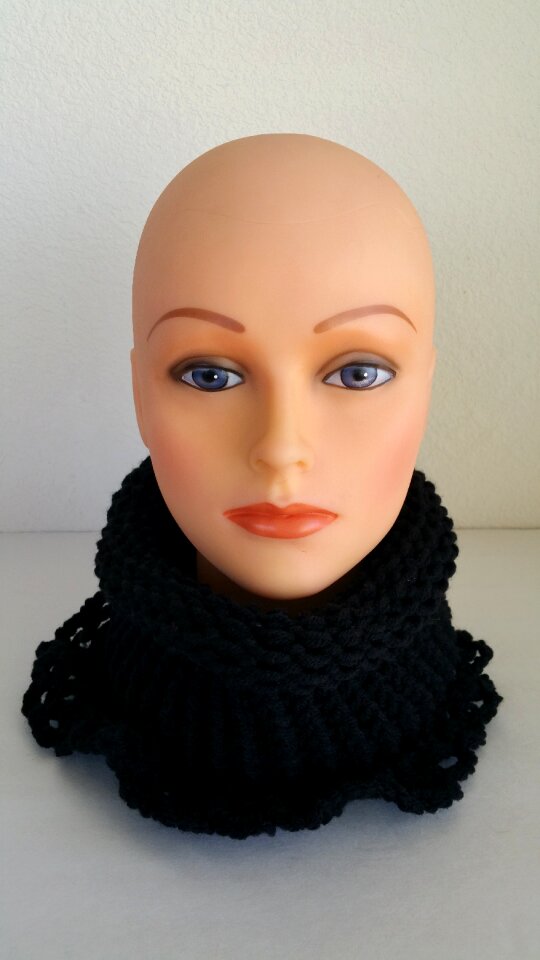 Mannequin black scarf