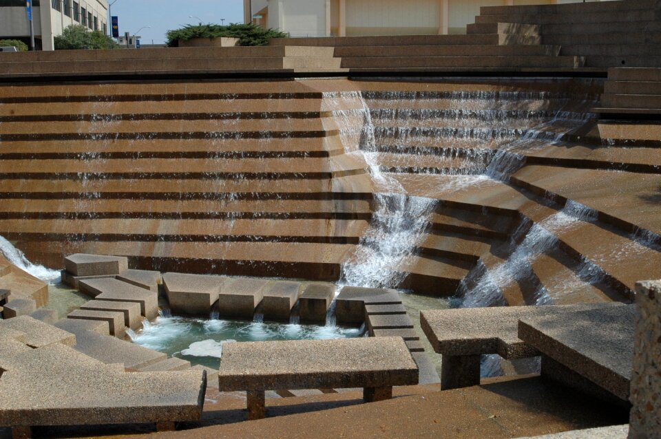 Fountain spray blue