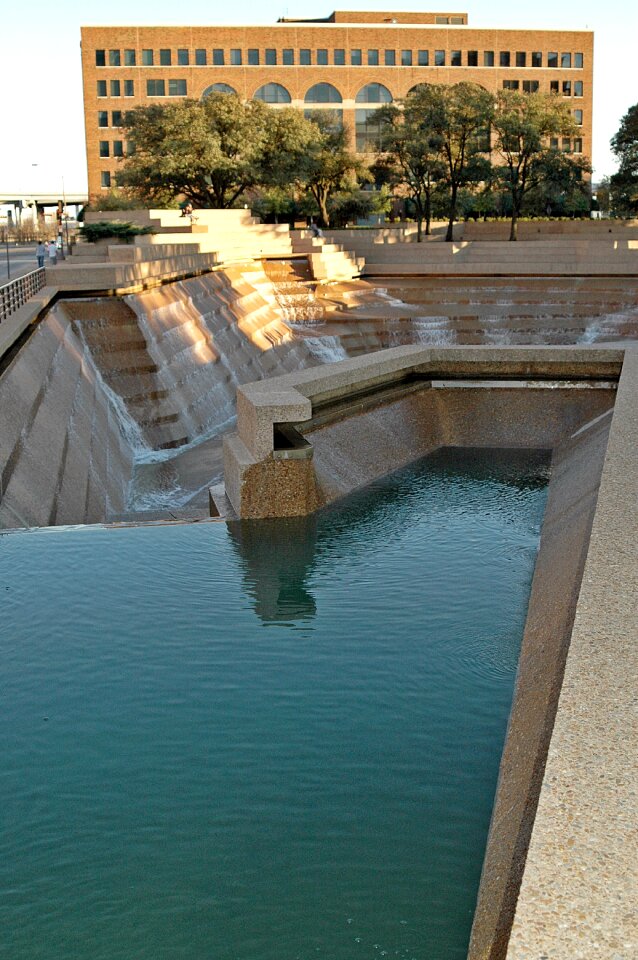 Fountain spray blue