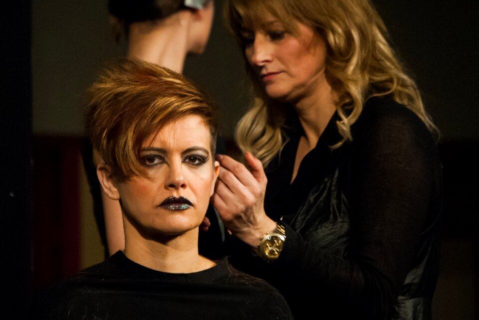 Women hairdresser cut